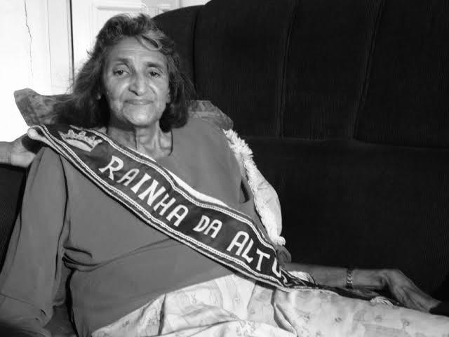 surnisemgmt's tweet photo. Com pesar, recebi a notícia do falecimento de Maria Feliciana, sergipana, e uma das mulheres mais altas do mundo. Sua presença nos palcos do programa do Chacrinha marcou a década de 1960. A nossa rainha da altura fez um voo mais alto. Minha solidariedade aos familiares. https://t.co/8eiWlYUbMK