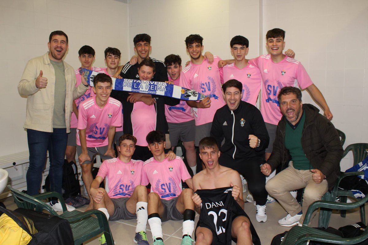 Victoria por 2-3 de nuestro juvenil sala frente a El Casar de Escalona, que culmina la temporada con un excelente subcampeonato en su primera participación. EQUIPAZO deportivo y humano👏🏽💙🤍💙