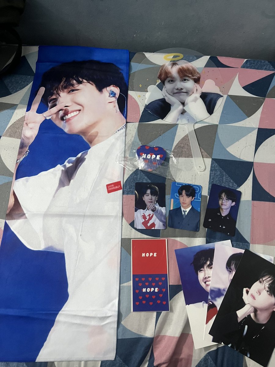 pqplucasaoki's tweet photo. VENDA BTS 

Kit Slogan (3 modelos) - 110,00 cada + Frete 

Photo Premium love yourself tour japan e Speak yourself tour japan - 130,00 cada + frete https://t.co/KTLLPUSsuT
