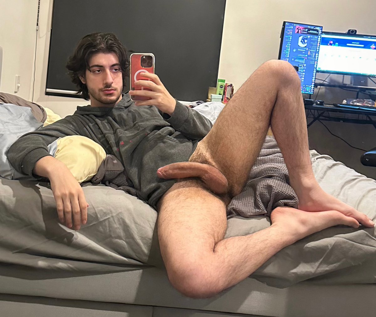 gaymerboyjax's tweet photo. Anyone wanna come chill? https://t.co/GyymJwEAky