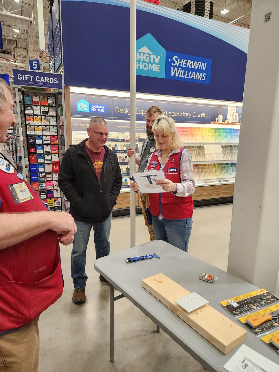 Store 2357, Captain Charisma and Savvy Susan showing our customers the benefits of our DEMO. Kobalt or Purdy? #R1DEMOS @BlueBoxR1