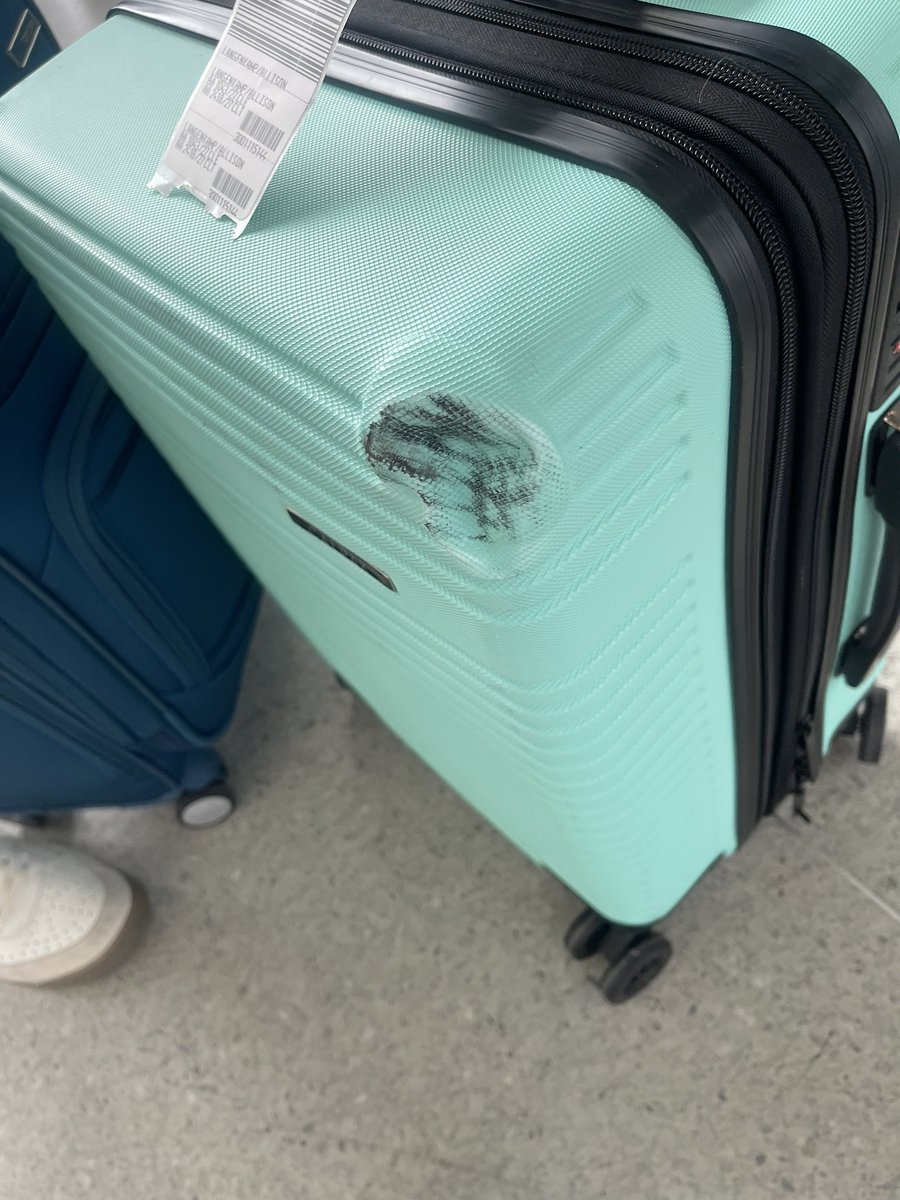 aglangenkamp's tweet photo. told us they needed to gate check our bags bc “they were out of overhead compartment space.”- they weren’t. They then let multiple people behind us keep their bags. All to get my brand new suitcase back with a giant dent and scratches in it. Thanks @AmericanAir https://t.co/SWO9taQpSm