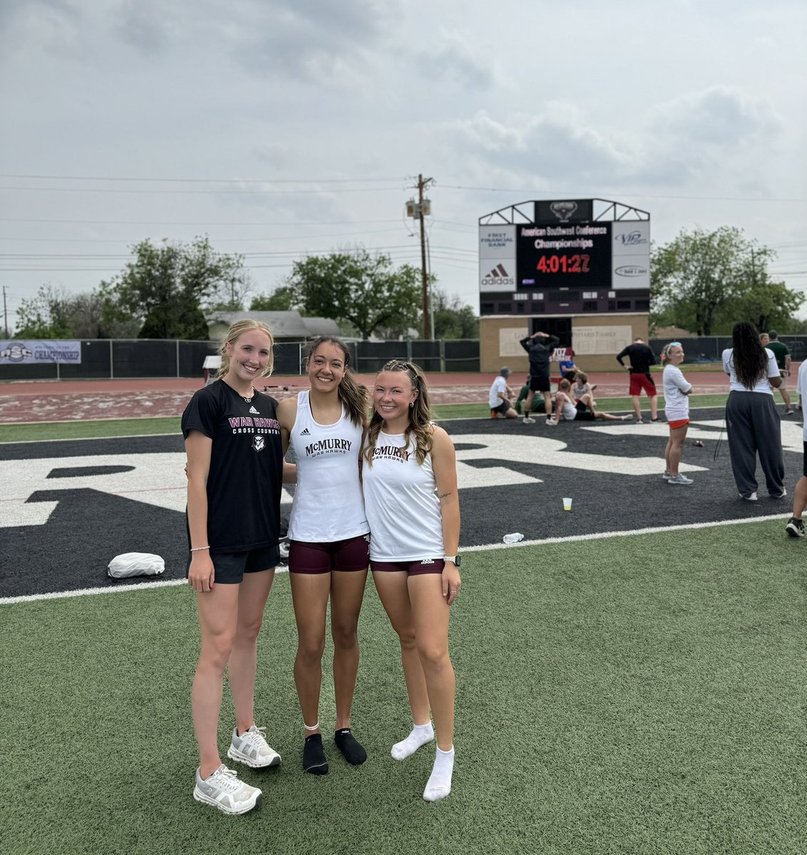 Jacee dinkins places 4th Katelyn Hernandez 6th Aerial Rangel 7th in the women’s 400M🦅