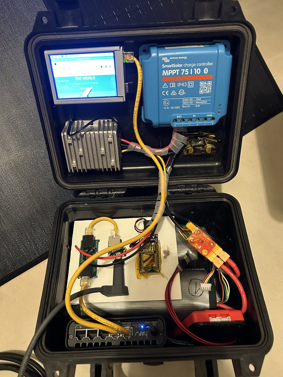 Portable powerbox pro Starlink gen 3 s DIY PoE adaptérem. 100W fotovoltaický panel, mppt regulátor. 2P4S Li-Pol 16 Ah (cca 0,5 kWh) s HiBMS aktivním balancerem. Routerboard hAP ax2, RPi s touchscreenem a esp32 s esphome 🙌🏻☀️😎🛰️