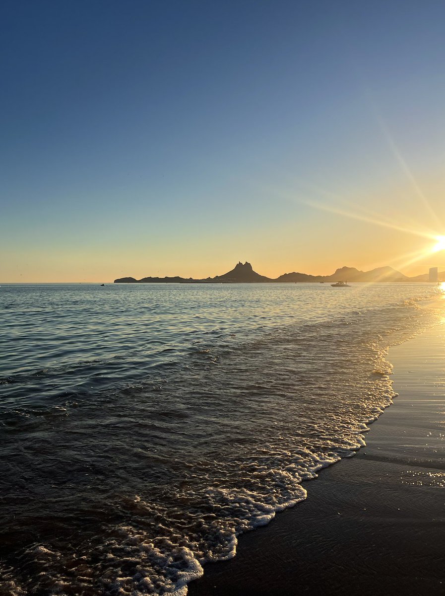 Este verano, deleita tus sentidos con un atardecer mágico en las playas de #SanCarlos 🌊🌅 #SonoraTienesQueVivirla