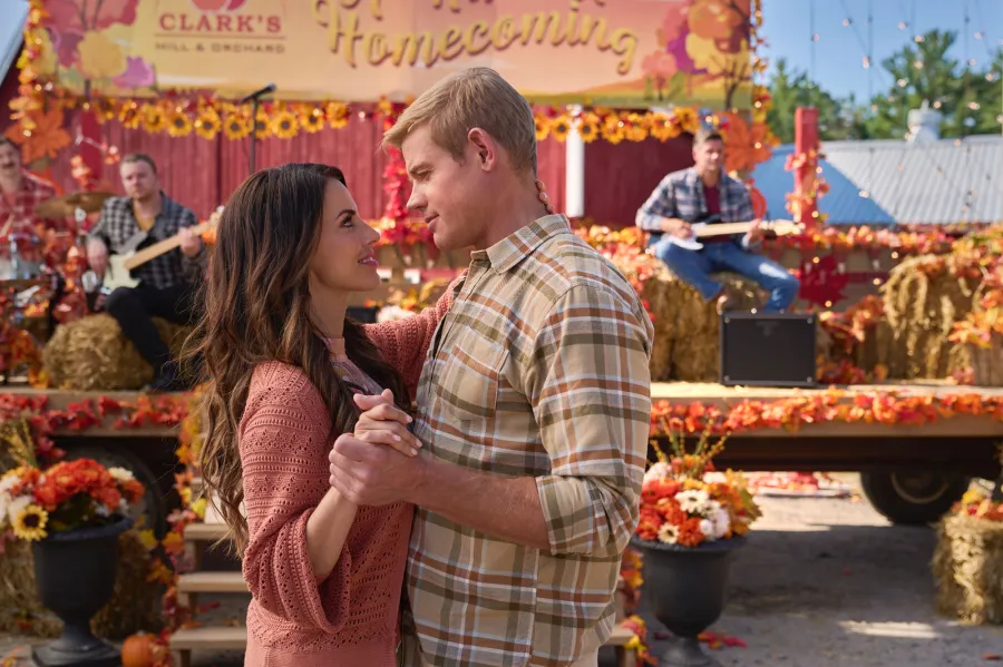Look what is on Saturday night on @MeritStMedia
- channel 825 on Xfinity!!! #AHarvestHomecoming with
@TrevDon & @jessicalowndes airs April 27 at 8:00/7C. This movie is a @GAFamilyTV fan favorite!  You even get to hear Trevor sing in this movie! #greatamericanfamily #donoFANS 🍁🍂