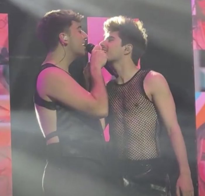 prinxsvq's tweet photo. los outfits: 🥵🥵🥵🥵🥵
ellos: 🌷🌹💓😊💝💘💖😍 https://t.co/b1y7hXaXbJ