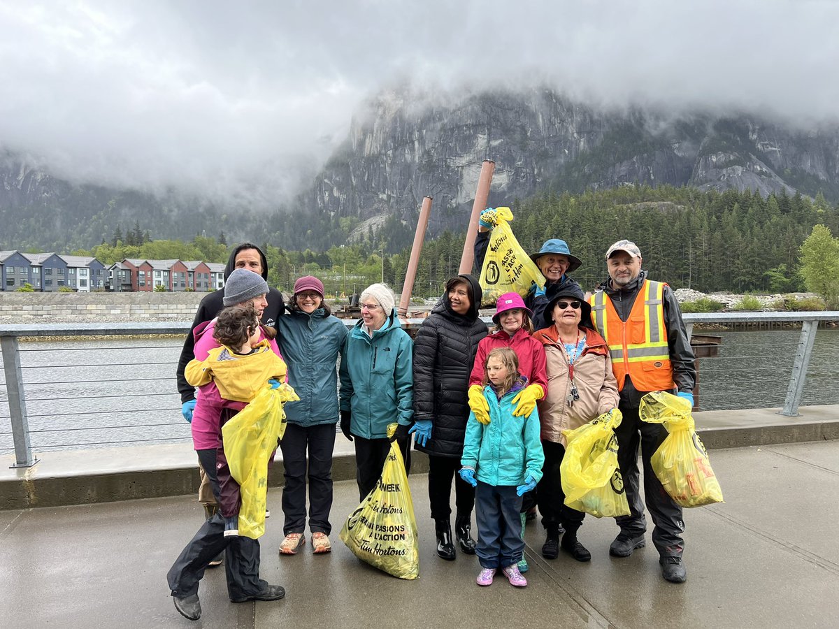 Squamish MultiFaith Association Support Pitch in week! are picking up garbage for #PitchIn @squamishtown to keeping their communities clean and litter free! @Pitch_In_Canada