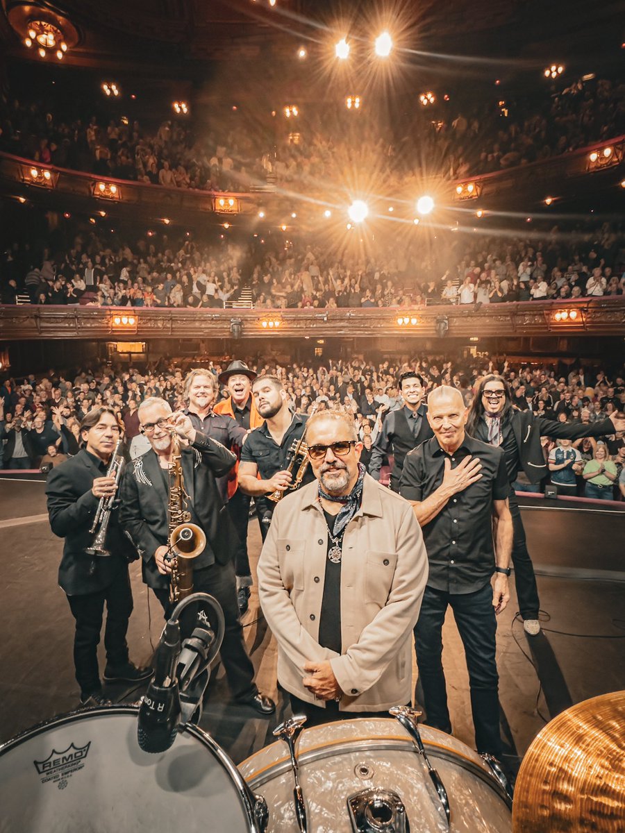 Phenomenal Thursday night in London @LondonPalladium! 🎡 Thanks to all those for joining us on the UK stretch of this overseas run 🇬🇧 We can’t wait to come back!

📸 @mavericksmike #TheMavericks #WorldTour24 #London