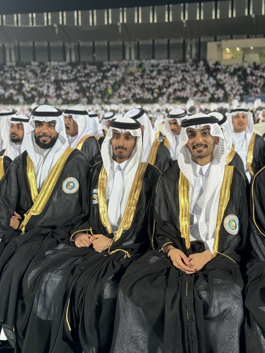 S_alrowished's tweet photo. زملائي واصدقائي واخوتي في الرحلة 
الحمدلله الذي بلغنا هذا اليوم العظيم 
كنتم خير الاصدقاء والاصحاب وكنتم خير عونا لي في مسيرتي الجامعية التي عشنا سنينها بحلوه�� ومرها 
أنتم اهم مك��ب لي في حياتي الجامعية ✨🤍 https://t.co/xDIM9uQGqN