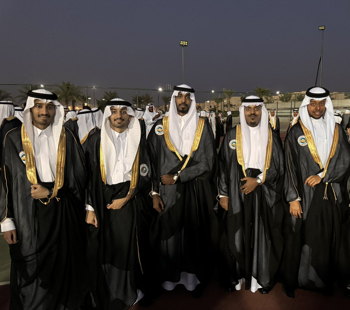 S_alrowished's tweet photo. زملائي واصدقائي واخوتي في الرحلة 
الحمدلله الذي بلغنا هذا اليوم العظيم 
كنتم خير الاصدقاء والاصحاب وكنتم خير عونا لي في مسيرتي الجامعية التي عشنا سنينها بحلوه�� ومرها 
أنتم اهم مك��ب لي في حياتي الجامعية ✨🤍 https://t.co/xDIM9uQGqN