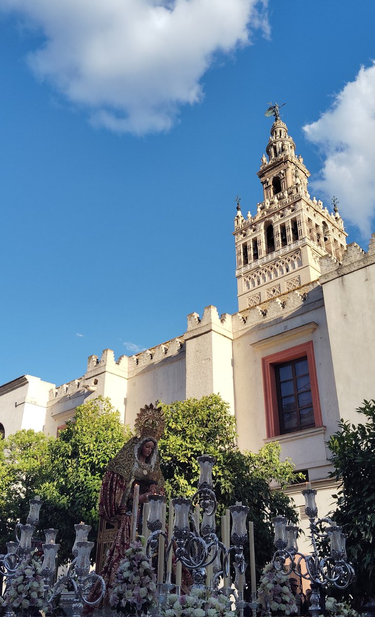 Día histórico para las glorias, los barrios conquistan el corazón de Sevilla #CandelariaMD24 @Candelar_MdDios