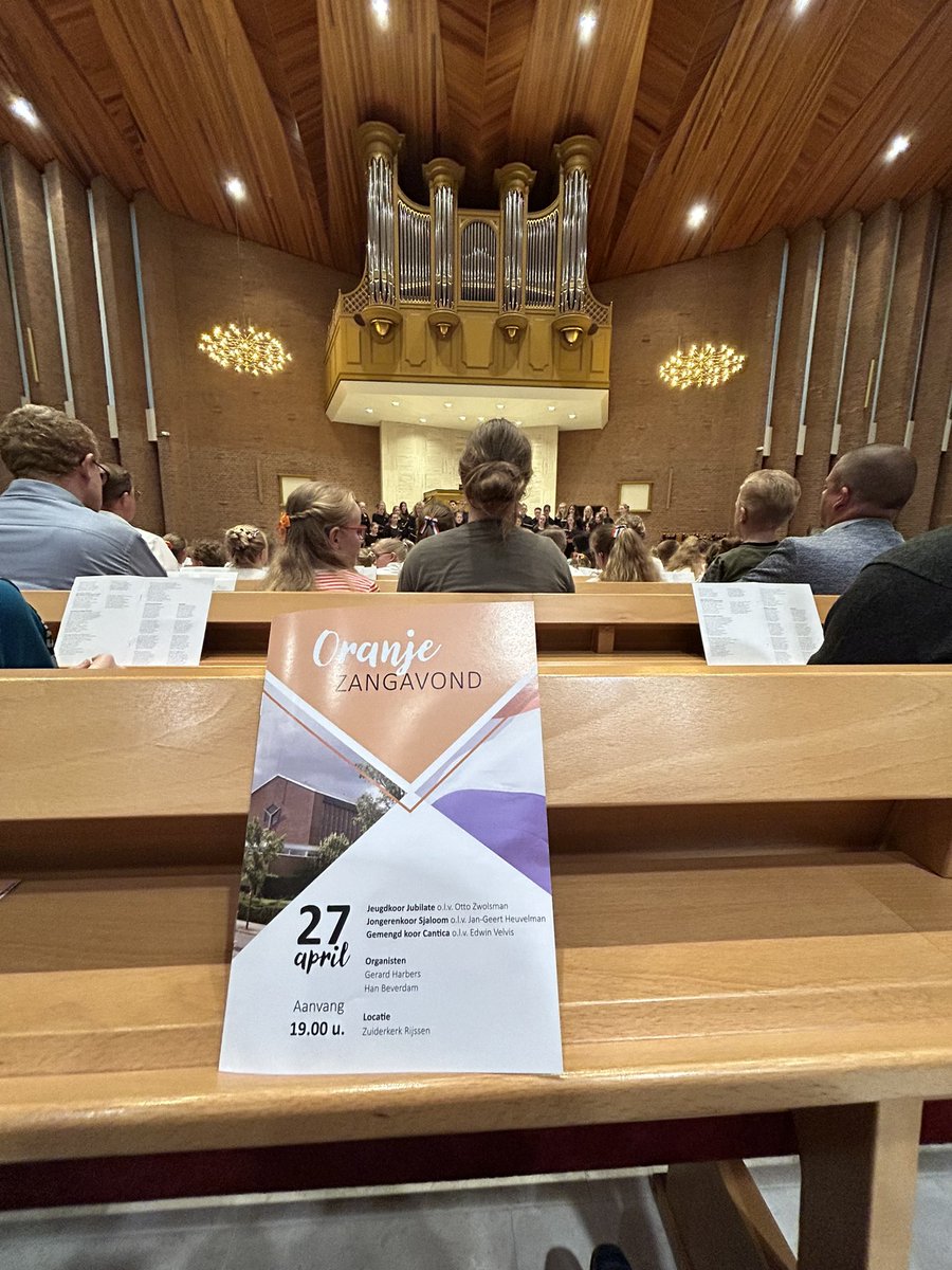Weet eigenlijk niet goed wat te zeggen… Wat een ge-wel-di-ge #Koningsdag was het! In Holten en in Rijssen. Met ontroerende aubades, onze decorandi, fijne sfeer, goed weer, mooie zang en echt overal hing de vlag uit. Vandaag waren wij samen Oranje! 🧡