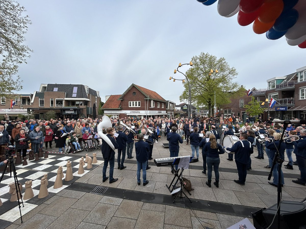 JurgenvanHoudt's tweet photo. Weet eigenlijk niet goed wat te zeggen… Wat een ge-wel-di-ge #Koningsdag was het! In Holten en in Rijssen. Met ontroerende aubades, onze decorandi, fijne sfeer, goed weer, mooie zang en echt overal hing de vlag uit. Vandaag waren wij samen Oranje! 🧡 https://t.co/ZNP8AzgvDu