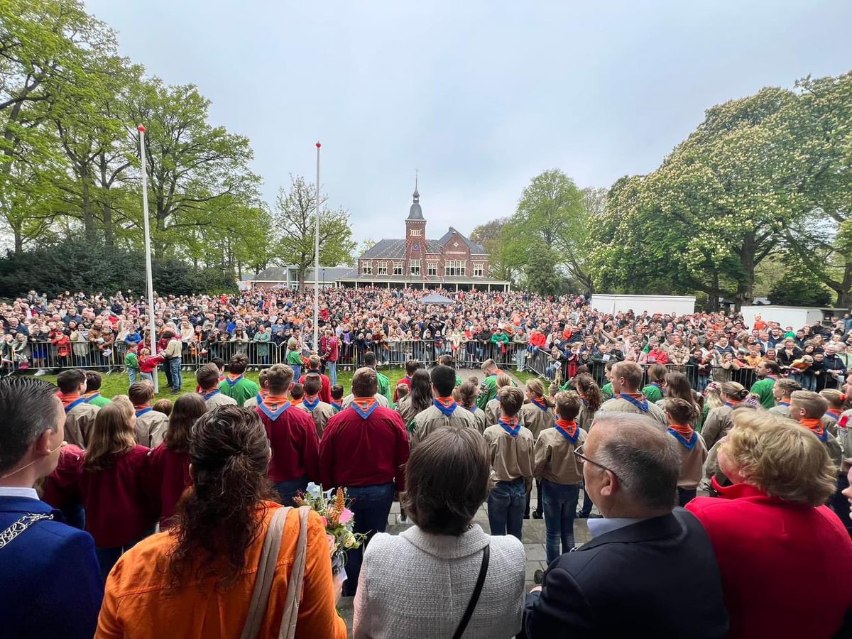 JurgenvanHoudt's tweet photo. Weet eigenlijk niet goed wat te zeggen… Wat een ge-wel-di-ge #Koningsdag was het! In Holten en in Rijssen. Met ontroerende aubades, onze decorandi, fijne sfeer, goed weer, mooie zang en echt overal hing de vlag uit. Vandaag waren wij samen Oranje! 🧡 https://t.co/ZNP8AzgvDu