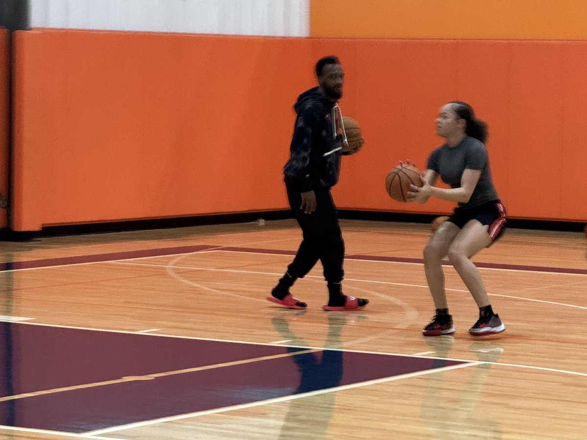 While we were in practice my guy @CourtFlourish took some time to work with one of my 2025’s Bri who came in on her off Saturday to get some work in. She didn’t know he was here and he just helped her on the fly! So dope. #CultureWins #ExampleStrong