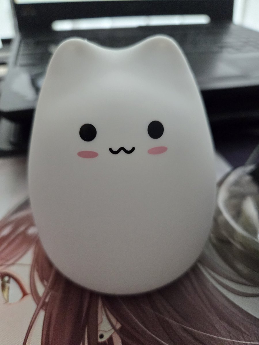 Got a silicone night lamp for Mom's mother's day gift. Also got one for myself because it reminds me of JY. Need to add a red ribbon and ponytail later where did I put my felt :3