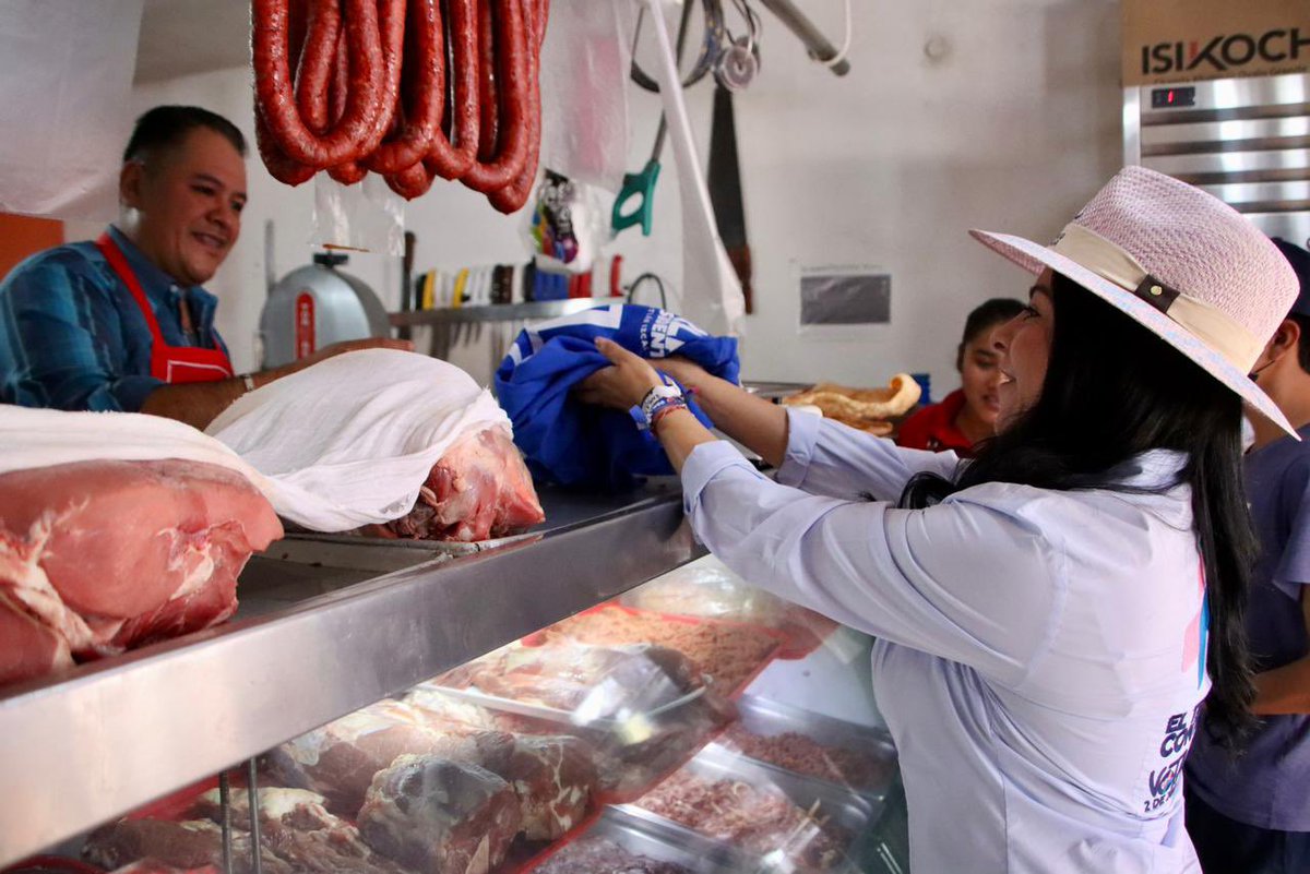 KarlaFiesco's tweet photo. Regresé a San Mateo Ixtacalco, para recorrer sus comercios locales que sin duda son el corazón de nuestro pueblo. 

Entre tradiciones, deliciosos pasteles y gente extraordinaria, mi día transcurre de manera increíble. ¡Gracias por sus muestras de apoyo!

#KarlaPresidenta https://t.co/jYSMiPl6Tc