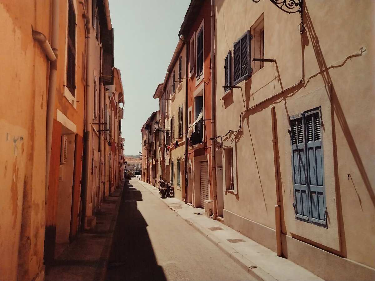 I took this foto of a street in Martigues a few years ago. It is one of my favourite fotos.