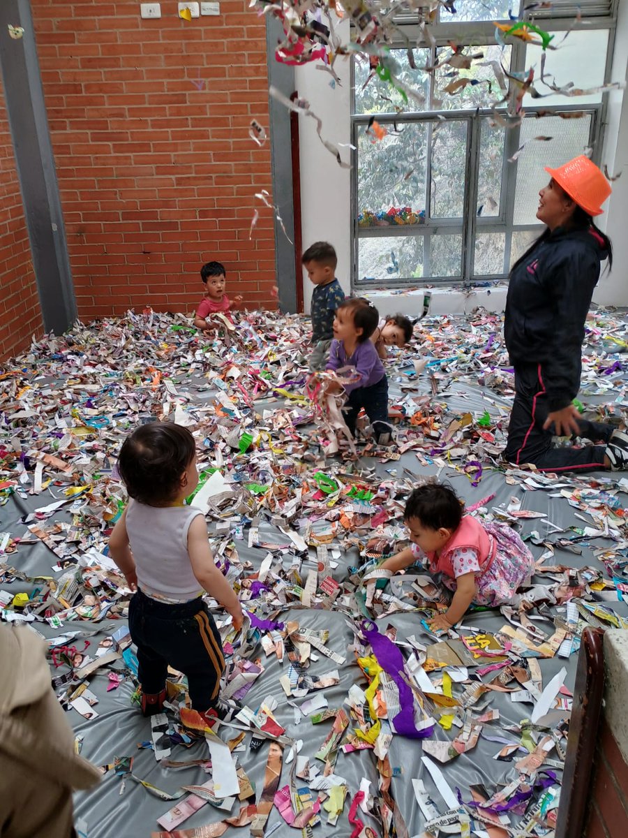 En el jardín infantil JJ Rondón Niño Jesús en #CiudadBolívar, celebramos el #DíaDeLaNiñez creando espacios para la diversión y el juego tanto para niños y niñas como para toda la familia. 🎉👧👦 #EnBogotáYoJuego 🌟