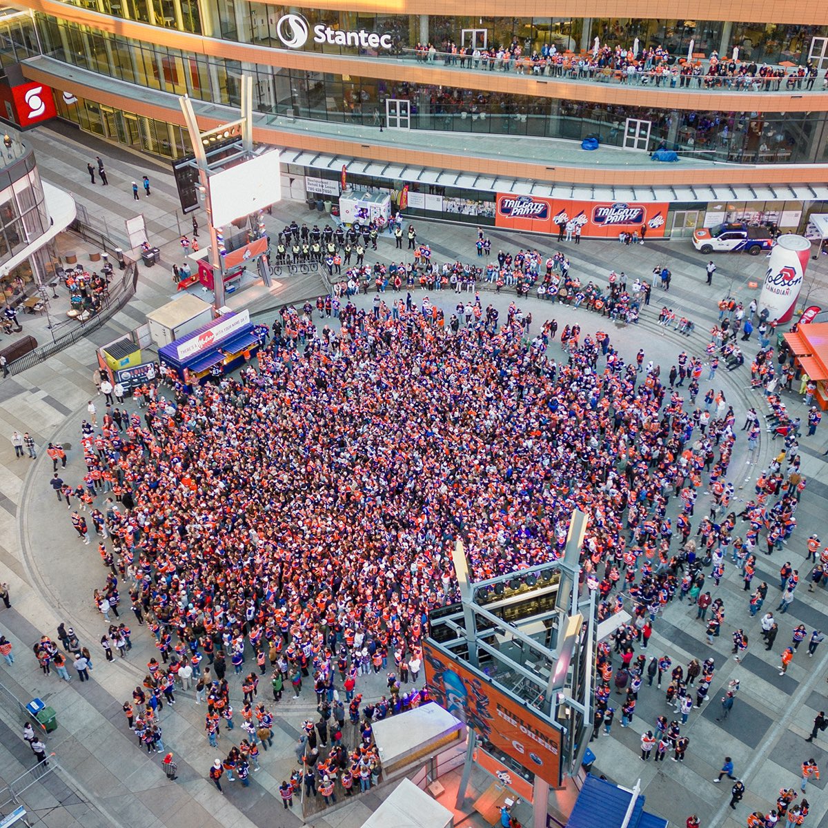 22,000+ #Oilers fans converged on ICE District last night to watch Game 3! 😮 Let's do it again tomorrow at the @Rogers Watch Party in @RogersPlace ($5 🎟 ticketmaster.ca/event/11006084…) plus the @FordCanada Tailgate Party & @Scotiabank Fan Park including the Molson Hockey House tent!