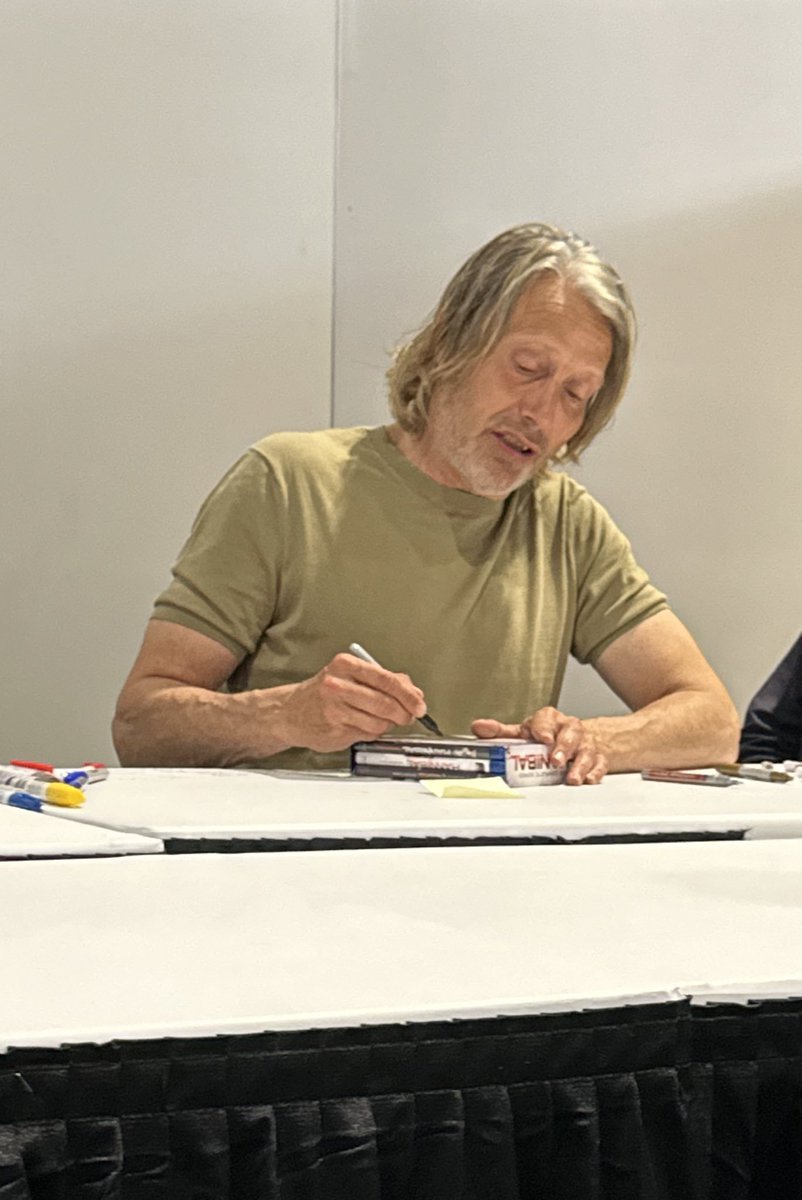 honestly, i love his long hair:
#HannibalReunion2024 #MadsMikkelsen