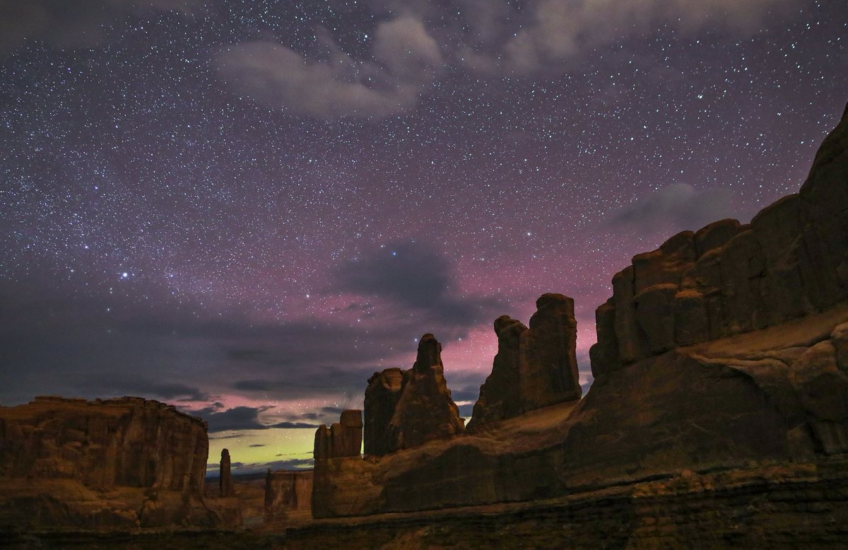 ridingrobots's tweet image. One year ago, auroras in @ArchesNPS. Dancing light on ancient stone. #NationalParkWeek