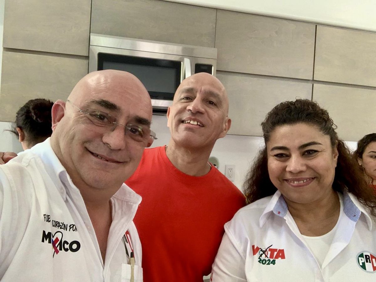 JesusMTorreroz's tweet photo. En #Tijuana con el reencuentro de amigos de toda la vida @ElsaJimenezL y #AlejandroSerrano 🎉🎉
🇲🇽 #Amigos https://t.co/V4QO5DzW89