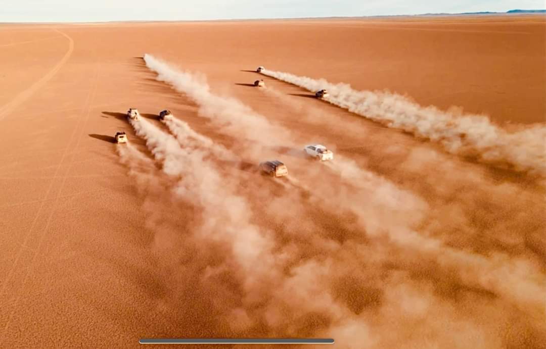 Feel your freedom in the Mongolian Gobi. 
Энэ хэсгийн шал бол ямар нэгэн ургамал амьтны зүйлгүй бөгөөд нэг хүчтэй салхи болон бороо цасны дараа ямар ч ул мөргүй арилдаг юм байна.
Борзонгийн тойром
Photo by Amar AJ