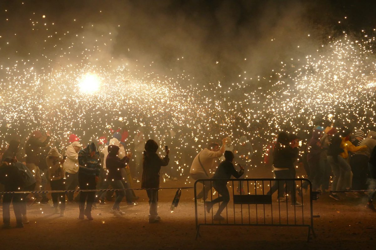 La Nit del Foc ha estat protagonista de la nit de dissabte a les recent estrenades Fires de la #SantaCreu2024. Enhorabona, <a href="/senyorsdelfoc/">Senyors del Foc</a> i <a href="/gegantsfigueres/">Gegants de Figueres</a> !
#Figueres #NitdelFoc #DiarideFigueres