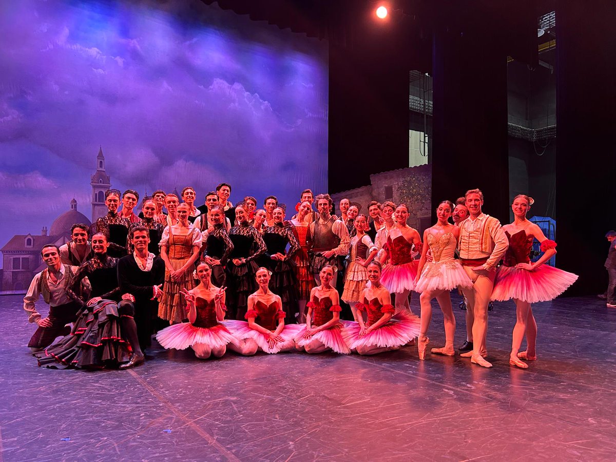 Opening night in China 🇨🇳

Bravi à tous mes ami(e)s et collègues du Ballet ainsi que de la Technique de l'@operadebordeaux pour cette première représentation 👏🏻👏🏻👏🏻 et cette longue journée.

Merci également aux équipes du Bay Opera de Shenzhen.

©️ @AnniebardonLay 
#ONBBallet