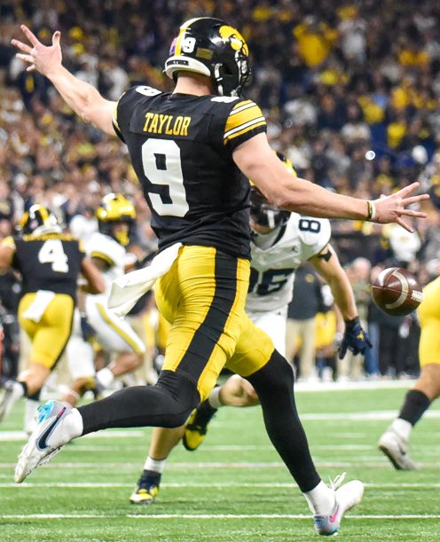 kickerupdate's tweet photo. With the 122nd pick in the 2024 NFL Draft, the @ChicagoBears select P Tory Taylor. https://t.co/CpRu8FVAmY