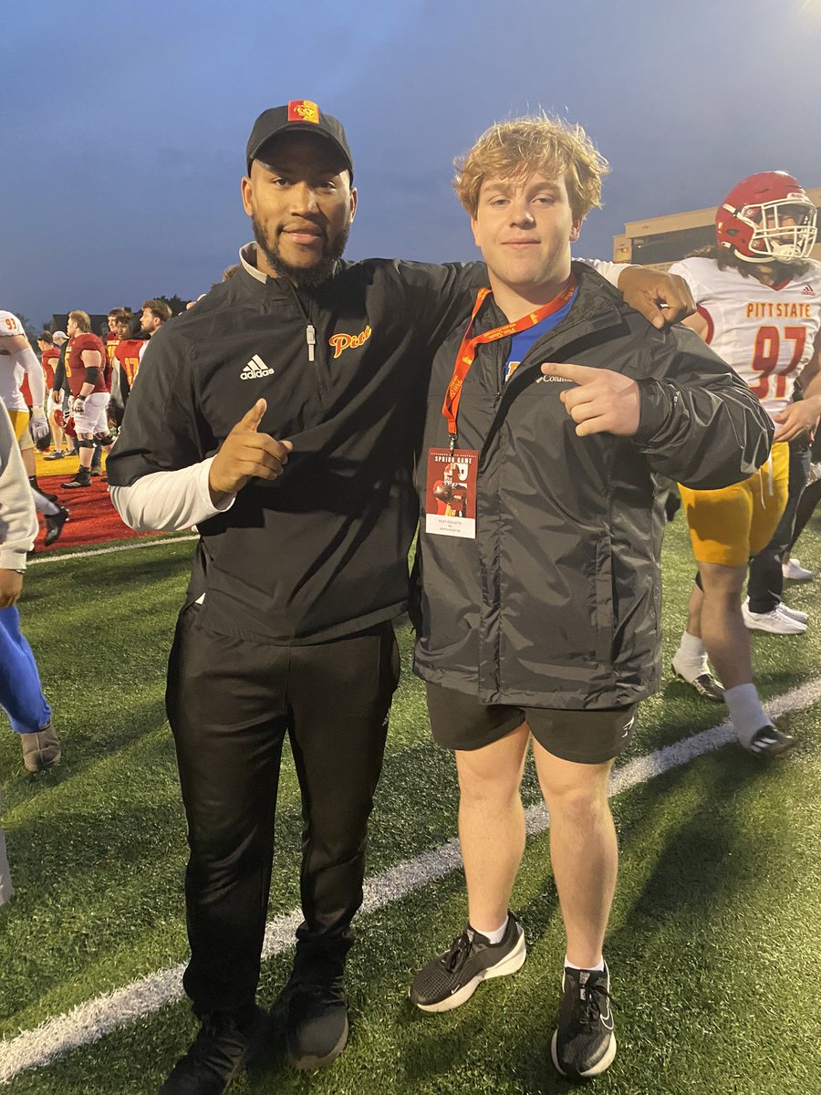 Had a great time last night at Pitt State. The family atmosphere and competition was definitely on display. Thanks @i_am_jg6 for the invite and conversation. Excited to be back in the Fall! @NPGrizzliesFB @CoachGregory77 @CoachTEverett @Gregg_Hollins @JPRockMO @PrepRedzoneMO