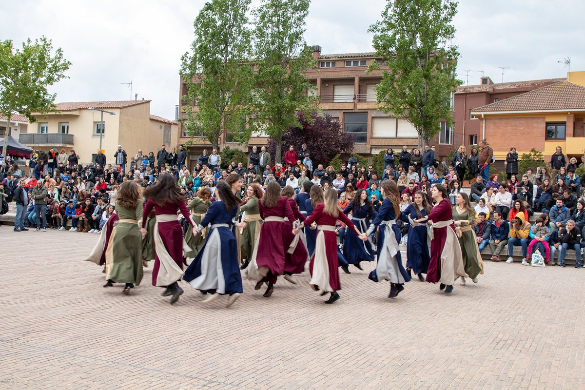 🟠 Vilatans i forasters, nobles i gent del poble, tots participen de la gran dansa. 🩶 Després de la comitiva de nobles i eclesiàstics de la vila, s’ha celebrat a la plaça de Sant Francesc el Ball de Banderes, les Dúcties, les Faranduleres i les Donzelles amb els millors músics.