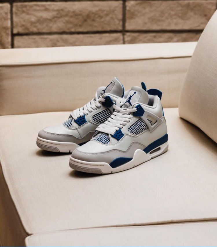 AJ4 'Industrial Blue'

クラシックなスタイルを足元に。
オフワイトのレザーとニュートラルグレーのヌバックという上質な素材にインダストリアルブルーのアクセントが際立つデザインで、人気のAJ4が復活。
シルエット全体からクリーンな印象を放つ。…