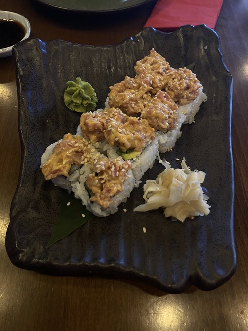 ilkler g&uuml;n&uuml; dumpı ilk defa renkli makyaj yaptım ve ilk defa sushi denedimm 🦄💅🏻 https://t.co/YguWGlmp