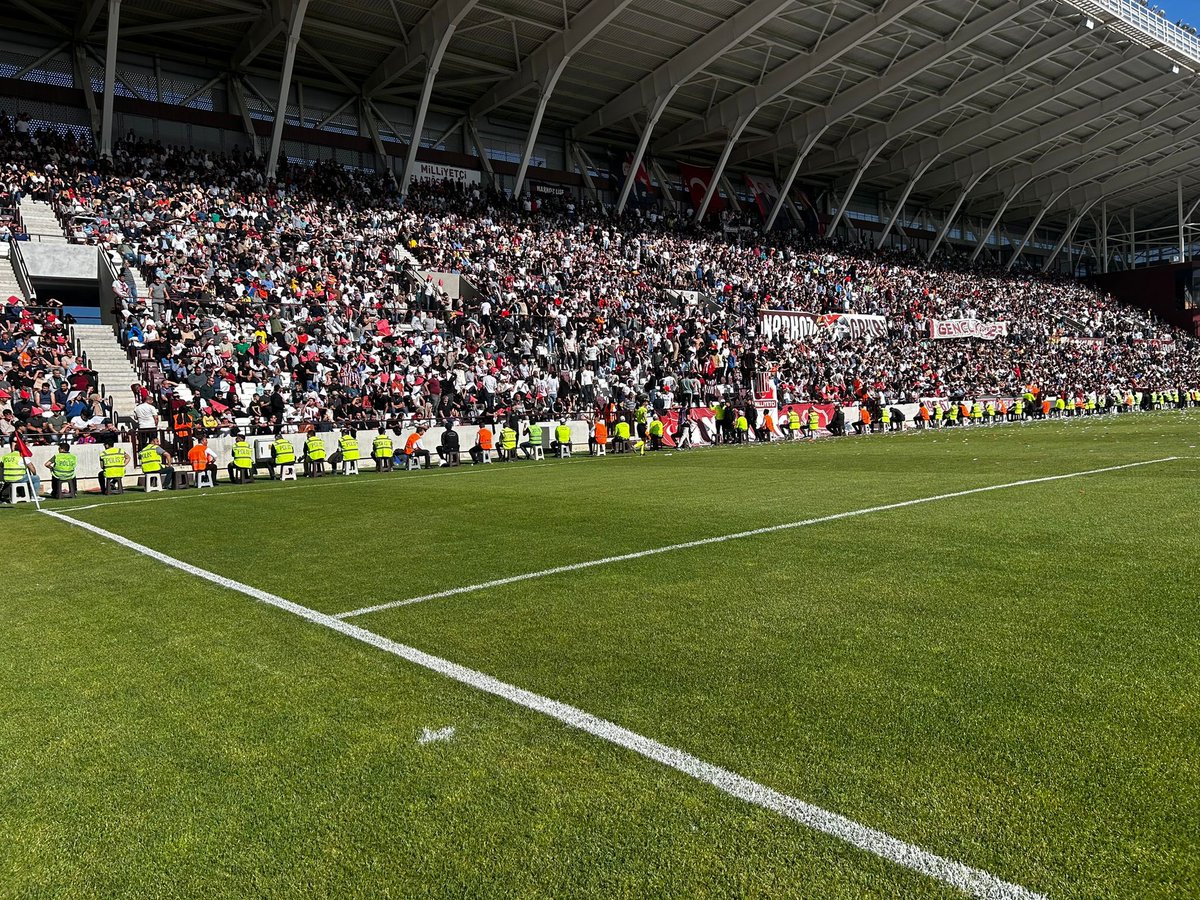 Haydi Büyük Elazığspor Taraftarları;

Tıpkı eskiden olduğu gibi bugün de kenetlenme zamanı. Şanlı Elazığspor’umuzu eski günlerine geri döndürme zamanı. Son 270 dakika. Play Off’ta ki 3 maçıda kazanıp Elazığspor’umuzu şaha kaldırma zamanı. Gün; birlik beraberlik günü