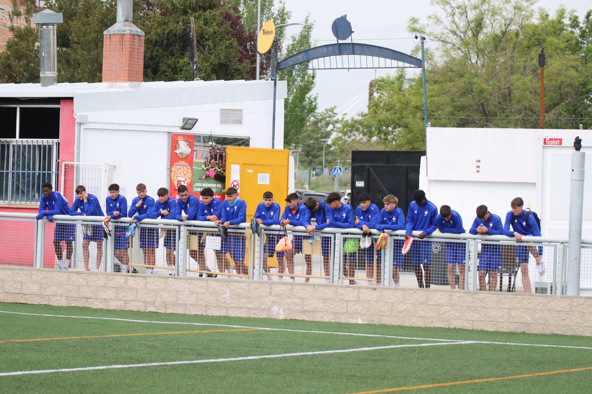 Foto a la antigua, con botas en la mano, de una familia. Toda una selección semifinalista.

Con ustedes, la Selecció Valenciana masculina sub16

Orgullosos también de vosotros ❤️
#somValenciana🔹🔸❤️