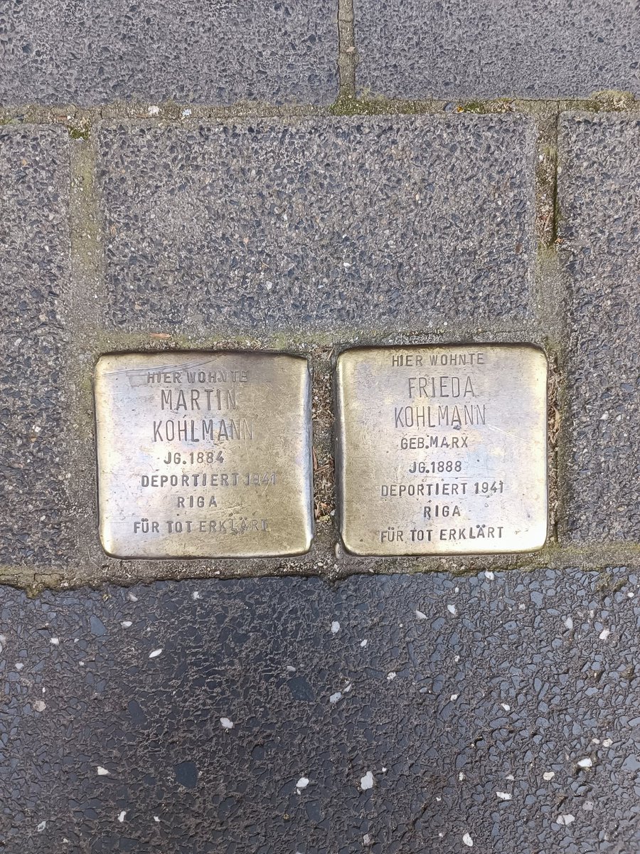 Auch in Köln gibt es natürlich #Stolpersteine. ( Wie im zweiten Bild ersichtlich)

Die Eheleute Kohlmann lebten in der Roonstraße 58 unweit der Synagoge.

Sie wurden wahrscheinlich in Riga umgebracht.

#niewiederistjetzt 
#AmYisraelChai 🇮🇱