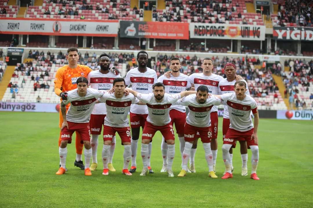 Trendyol Süper Lig'de sahasında  TÜMOSAN Konyaspor ile karşılaşan EMS Yapı Sivasspor'umuz rakibini 1-0 mağlup etti.Üç puan alarak başarı gösteren Takımımızı, teknik ekibi ve yöneticilerini tebrik ediyorum 
Hakan Demirgil 
Sivas Esob Başkanı 
#GösterGücünü