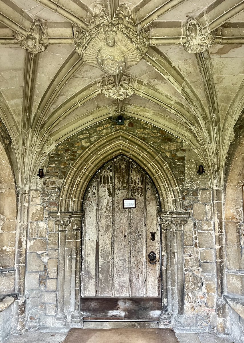 The very beautiful and elegant porch to St. Mary’s Church, Buckden, Cambridgeshire 😍
A few extra photos, to show the whole porch interior and some close ups, in a short thread below…