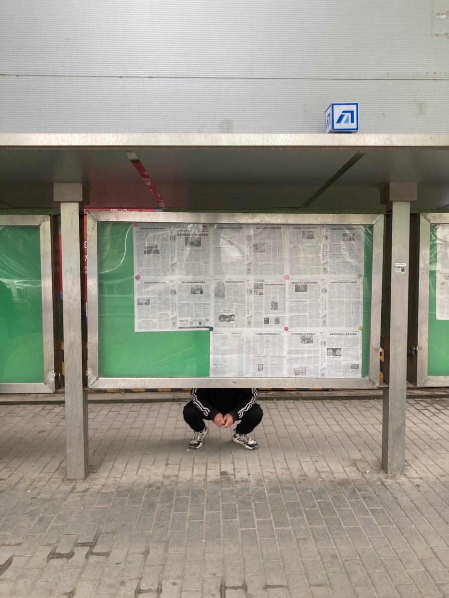 In China mag das Smartphone allgegenwärtig sein - die gute alte (Wand-)Zeitung zieht noch richtig Leute an. Auch wenn man sich schwer vorstellen kann, dass da überraschende Dinge dringstehen