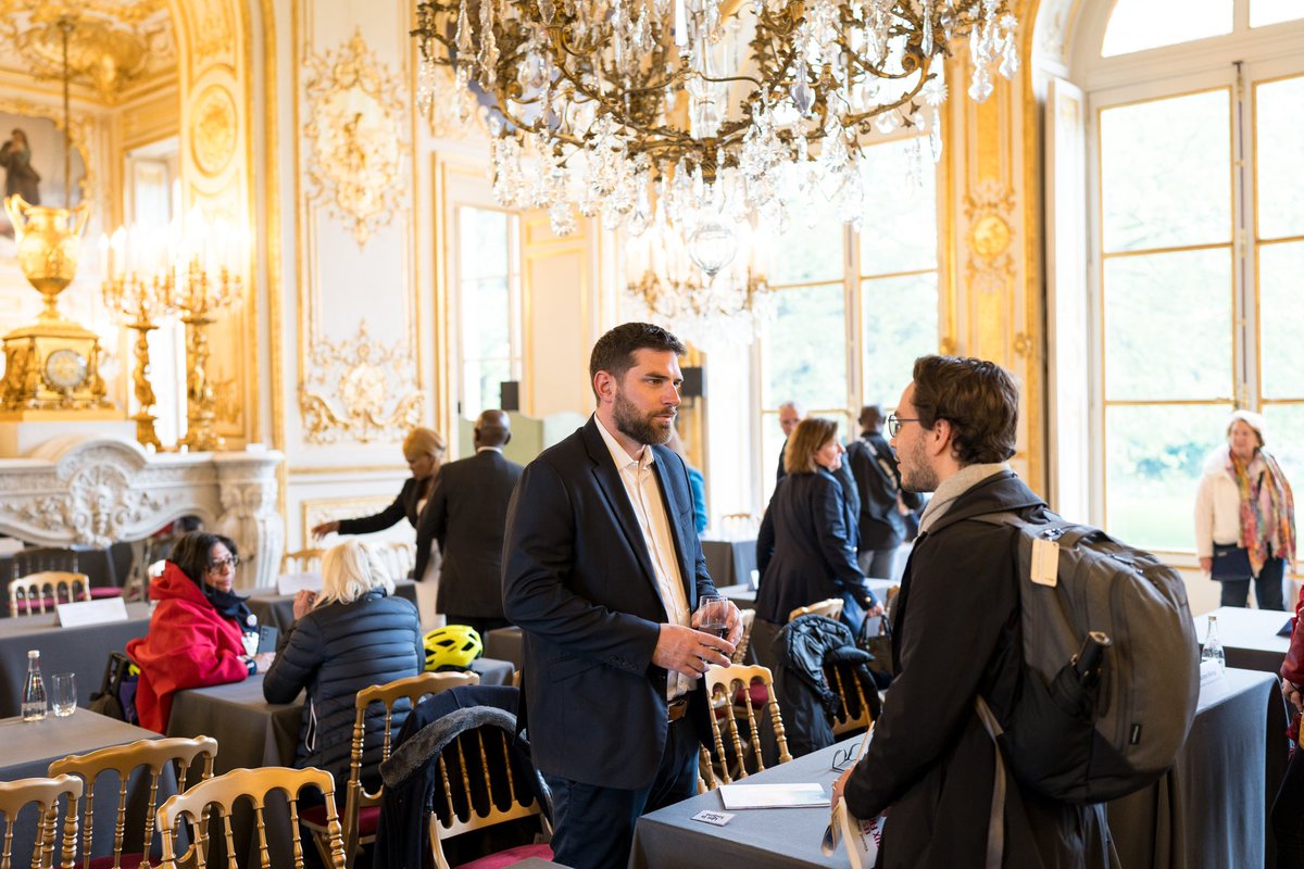 ✍️ Une séance de dédicace à l’Assemblée Nationale à l’occasion de la journée du livre politique. #LesDeuxFrance