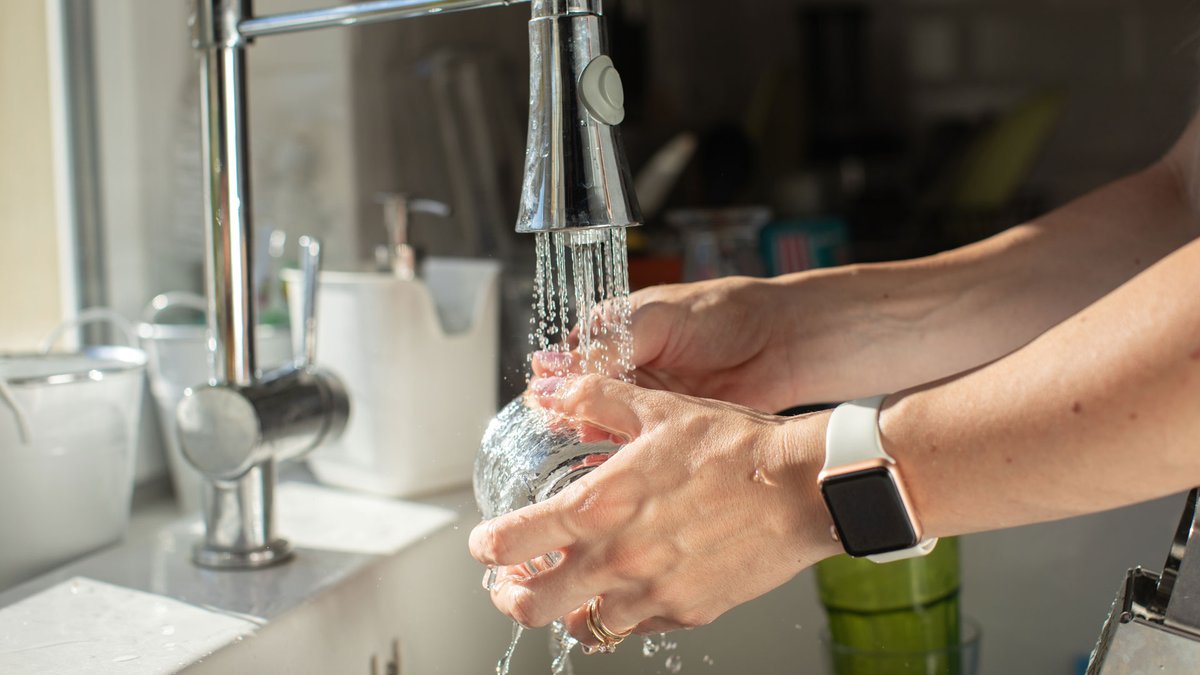 Rinsing material is not always required for #recycling. But when there are leftovers that need an extra push, add a little water (or use leftover dishwater) to loosen them. See a helpful guide from our team on YouTube. youtube.com/shorts/UYYkjy8…