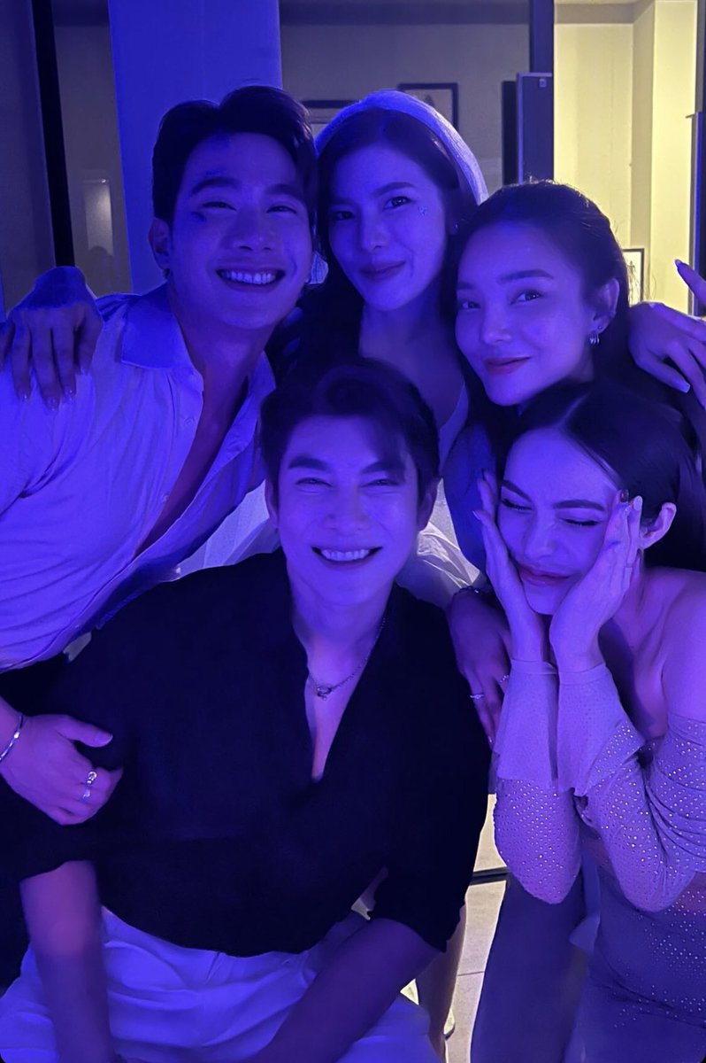 Family photo : Murek with her brothers and sisters 🤍

IG : Khwan_Pinthip