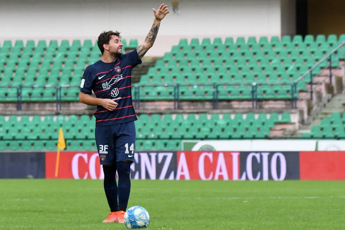 MarioCalabrese0's tweet photo. Calò non di giudica, SI AMA.
Calcio con la G
#Cosenza #COSBAR https://t.co/IFXsI9GGfa