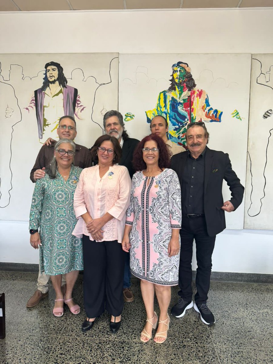 Con Morlote, Ignacio Ramonet y cuatro compañeros de la Casa de las Américas que recibieron hoy la Distinción por la Cultura Nacional: María Elena, Suilán, Yoly y Jaime. ¡Felicidades! #Casa65Años