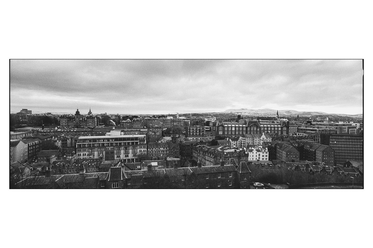 View of Edinburgh 🏴󠁧󠁢󠁳󠁣󠁴󠁿 
Hasselblad XPan
Ilford HP5 @ 1600
Developer: HC-110-B
#filmphotography #xpan