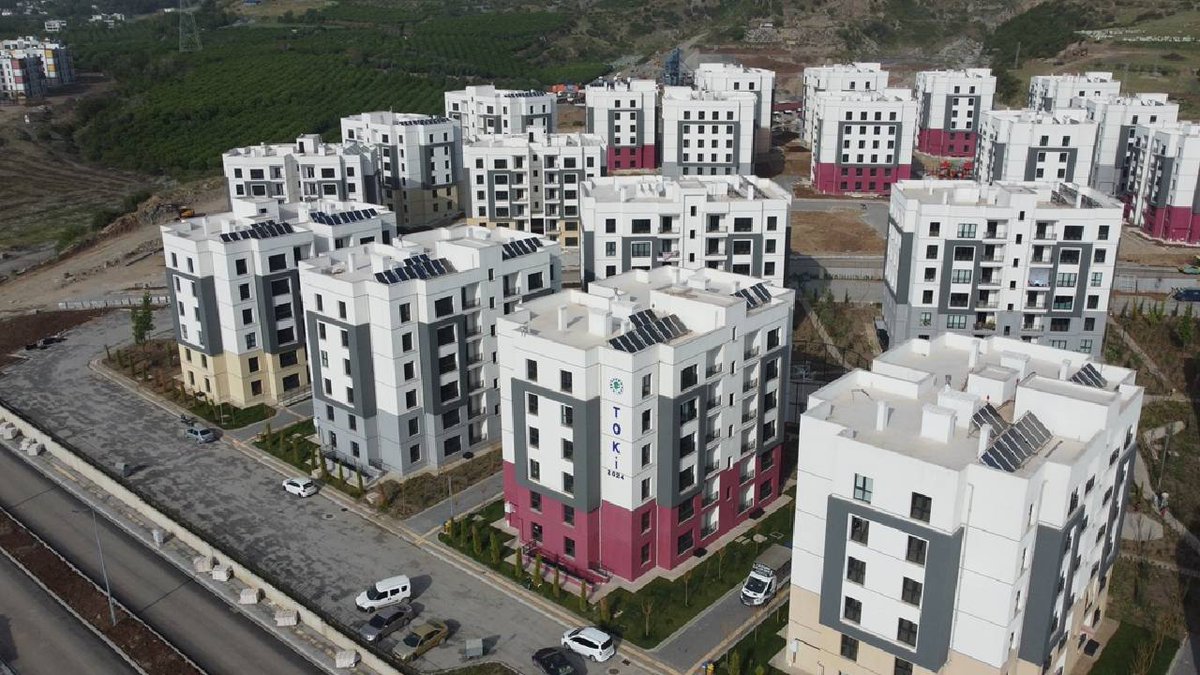 Hatay'ın Payas ilçesinde afetzedeler, TOKİ tarafından yapımı tamamlanan konutlarına yerleşmeye başladı.

trthaber.com/foto-galeri/ha…