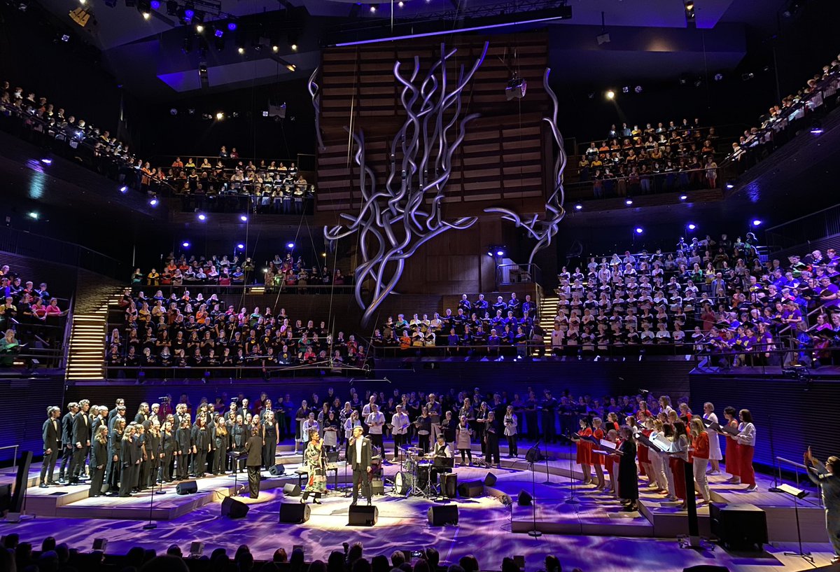 Todella upea ”Let’s change the rules” -konsertti Musiikkitalossa. 1000 laulajaa, 38 kuoroa ja yksi yhteinen päämäärä planeettamme puolesta! #ChoirsForEcocideLaw